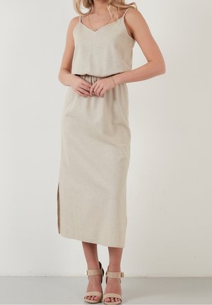 Robe maxi en mélange de lin beige avec un corsage ajusté, des bretelles spaghetti et une fente sur le côté. Le tissu présente une finition texturée pour plus de détails.