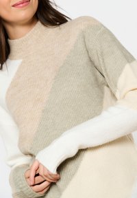 Maglione a maglia con bande beige, verde e bianco in un motivo geometrico. Collo alto, polsini a coste e texture morbida.
