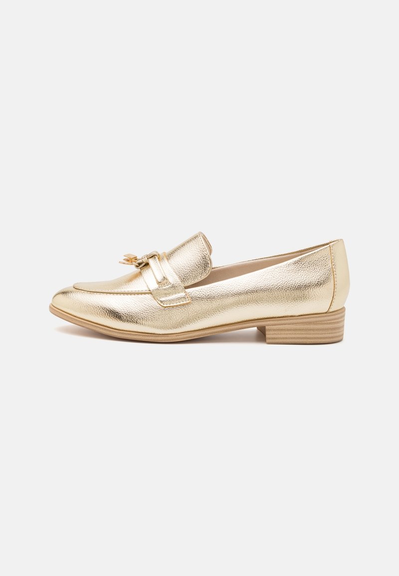 Mocassin pour femme en cuir métallisé doré avec petit talon en bois et détail décoratif à boucle sur le côté, présenté de profil.
