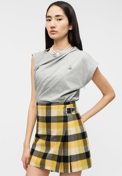Γκρι μπλουζάκι με λεπτό κεντητό σχέδιο συνδυασμένο με καρώ φούστα σε κίτρινο, μαύρο και εκρού, με πλισέ σχεδιασμό και λεπτομέρεια με αγκράφα.