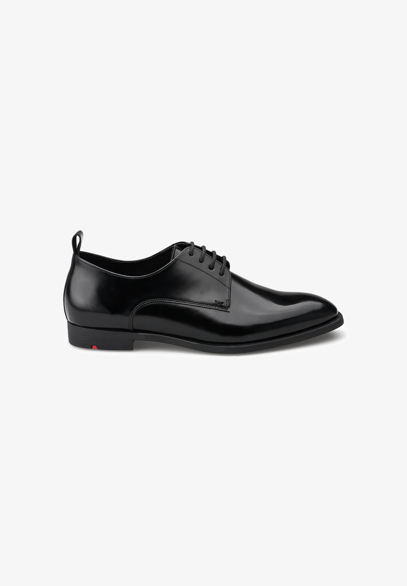 Zwarte leren dresscode schoenen met een glanzende afwerking, puntige neus en vetersluiting. Bevat een kleine rode accent op de hak.