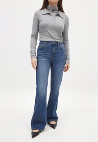 MIT HOHER TAILLE - Flared Jeans - mid blue