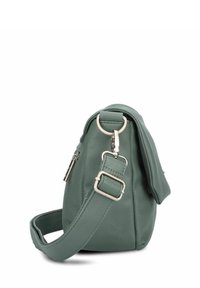 Grüne Lederhandtasche mit runder Form, verstellbarem Tragegurt und silbernen Hardware-Details. Enthält eine gefaltete Oberseite und seitliche Reißverschlussdetails.