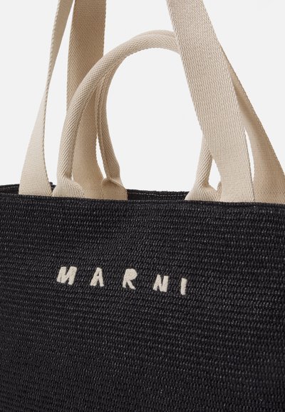 Čierna tkaná taška na rameno s béžovými bavlnenými rúčkami a bielym brandingom "MARNI". Textúrovaný povrch, obdĺžnikový tvar, neformálny dizajn.