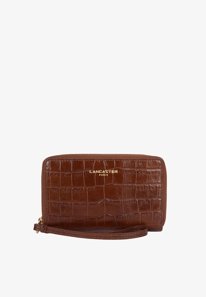 Portefeuille zippé en cuir marron à texture crocodile avec dragonne, logo doré Lancaster Paris centré à l'avant.