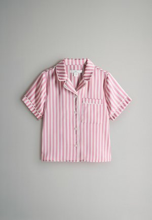 Īsām piedurknēm, rozā un baltas svītras pidžamas krekls no gludas auduma ar apkakli, priekšējām pogām un krūšu kabatu.