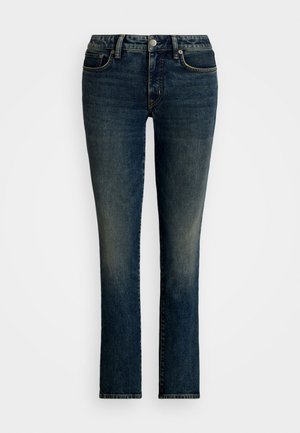 Temno modri denim kavbojki s ravnim krojem, ki vključujejo dizajn s petimi žepi, zaklepanje na gumb in rahel bleda učinek spredaj.