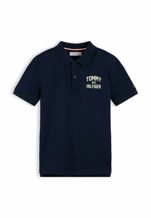 Navyblauw polohemd met korte mouwen, kraag, knoopsluiting met twee knopen en de tekst "Tommy NYC Hilfiger" op de linkerborst.