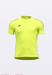 Sportska majica kratkih rukava u jarkoj žutoj boji, izrađena od lagane tkanine, s crnim prugama na rukavima i logotipom na prsima.