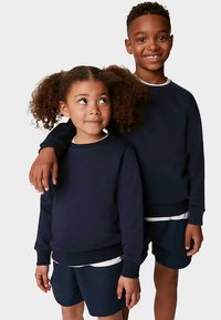 Marineblauwe sweatshirts en korte broeken voor kinderen, met een ronde halslijn en manchetten. De stof is zacht en heeft een gladde textuur.