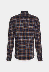 Camicia a maniche lunghe, motivo a quadri marrone e navy con dettagli bianchi e arancioni, polsini con bottone, dettaglio sul retro e colletto classico.