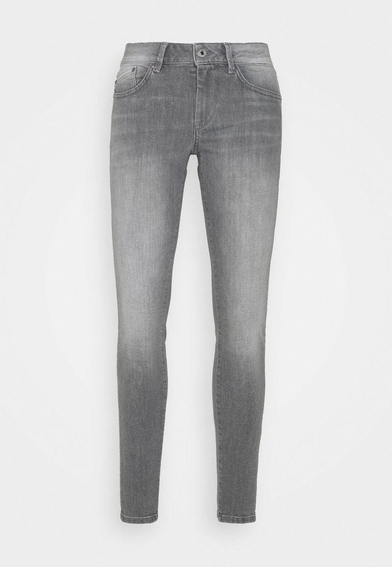 Jeans skinny de denim gris con un aspecto desgastado, que presentan cinco bolsillos, cierre de cremallera y botón. Textura suave y diseño ajustado.