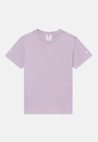 Lilla bomull T-skjorte med korte ermer, rund hals og brodert logo på brystet og ermet. Glatt tekstur, avslappet passform.