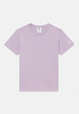 T-shirt en coton lilas avec des manches courtes, un col rond et un logo brodé sur la poitrine et la manche. Texture lisse, coupe décontractée.