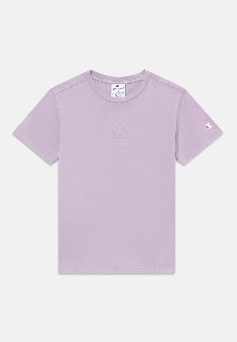 Lillā zīda kokvilnas T-krekls ar īsām piedurknēm, apaļu dekoltē un izšūtu logo uz krūšu un piedurknes. Gluda tekstūra, brīvs piegriezums.