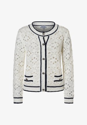 Cardigan en maille blanche avec bordure noire, boutons argentés sur le devant, et deux poches avant ornées de boutons.