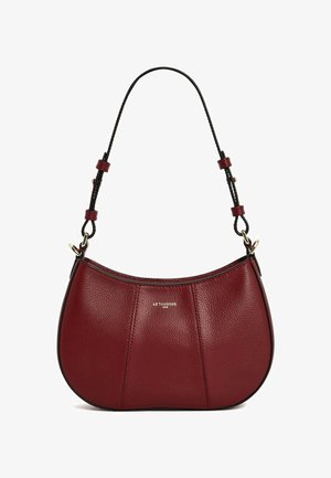 Borsa in pelle bordeaux dalla forma arrotondata, con superficie testurizzata, dettagli in nero sulla tracolla e logo metallico. Bordo piped e manici doppi visibili.