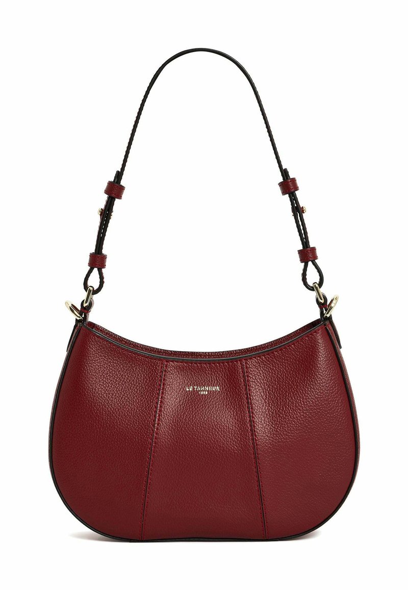 Borsa in pelle bordeaux dalla forma arrotondata, con superficie testurizzata, dettagli in nero sulla tracolla e logo metallico. Bordo piped e manici doppi visibili.