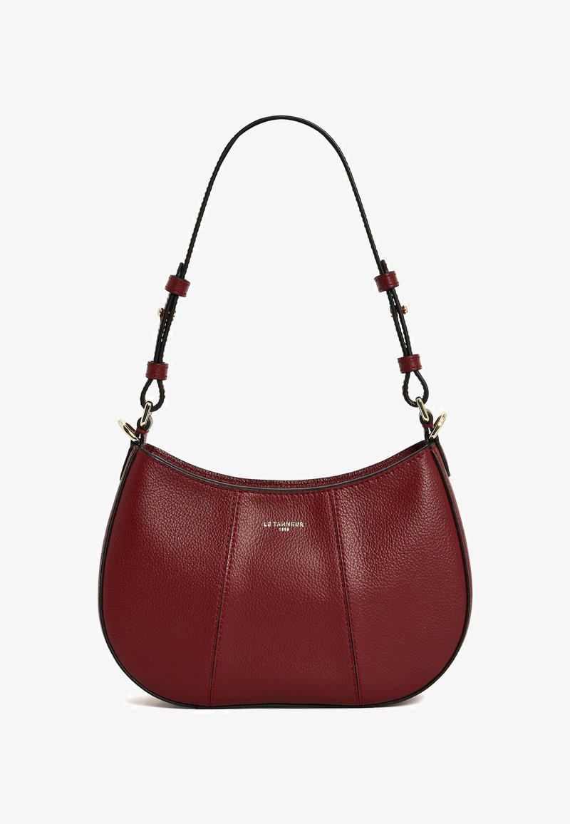 Borsa in pelle bordeaux dalla forma arrotondata, con superficie testurizzata, dettagli in nero sulla tracolla e logo metallico. Bordo piped e manici doppi visibili.