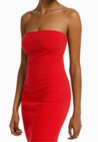 Robe rouge sans bretelles à côtes, silhouette moulante, tissu texturé, finition lisse, longueur mi-mollet, ajustable.