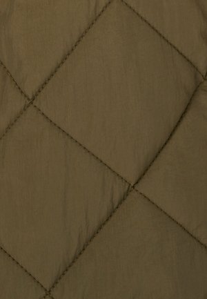 Gequiltede stof in olijfgroen, met diagonale stiksels en een gladde, iets glanzende textuur. Geschikt voor outerwear of beddengoed.