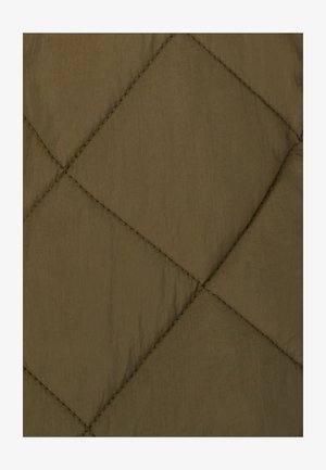 Tessuto trapuntato in verde oliva, caratterizzato da cuciture diagonali e una trama liscia e leggermente lucida. Adatto per abbigliamento esterno o biancheria da letto.