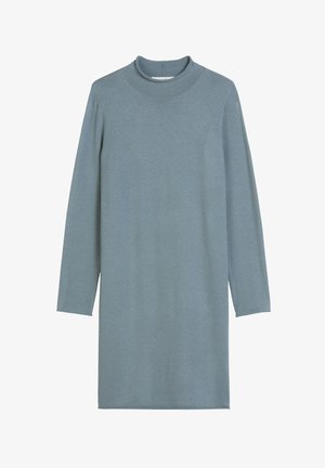 Robe à manches longues en tissu bleu doux avec un col montant et une coupe décontractée, dotée d'une fermeture éclair au dos et d'une texture lisse.