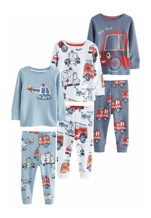 Dos camisetas de manga larga y tres pares de pantalones con estampados de vehículos, predominantemente en azul, blanco, rojo y gris, hechos de suave algodón.