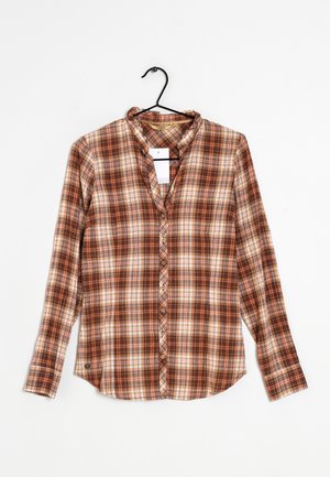 Koszula w kratę z długim rękawem, z wzorem w brązowe, pomarańczowe i białe kratki. Zapięcie na guziki z przodu, miękka tkanina i zaokrąglony dół.