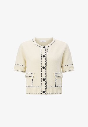 Kurzärmeliges Strickjacken-Cardigan aus cremefarbenem Stoff mit strukturierter Oberfläche, marineblauen Nähten, Rundhalsausschnitt und zwei aufgesetzten Taschen mit Klappen vorne. Fünf schwarze Knöpfe.