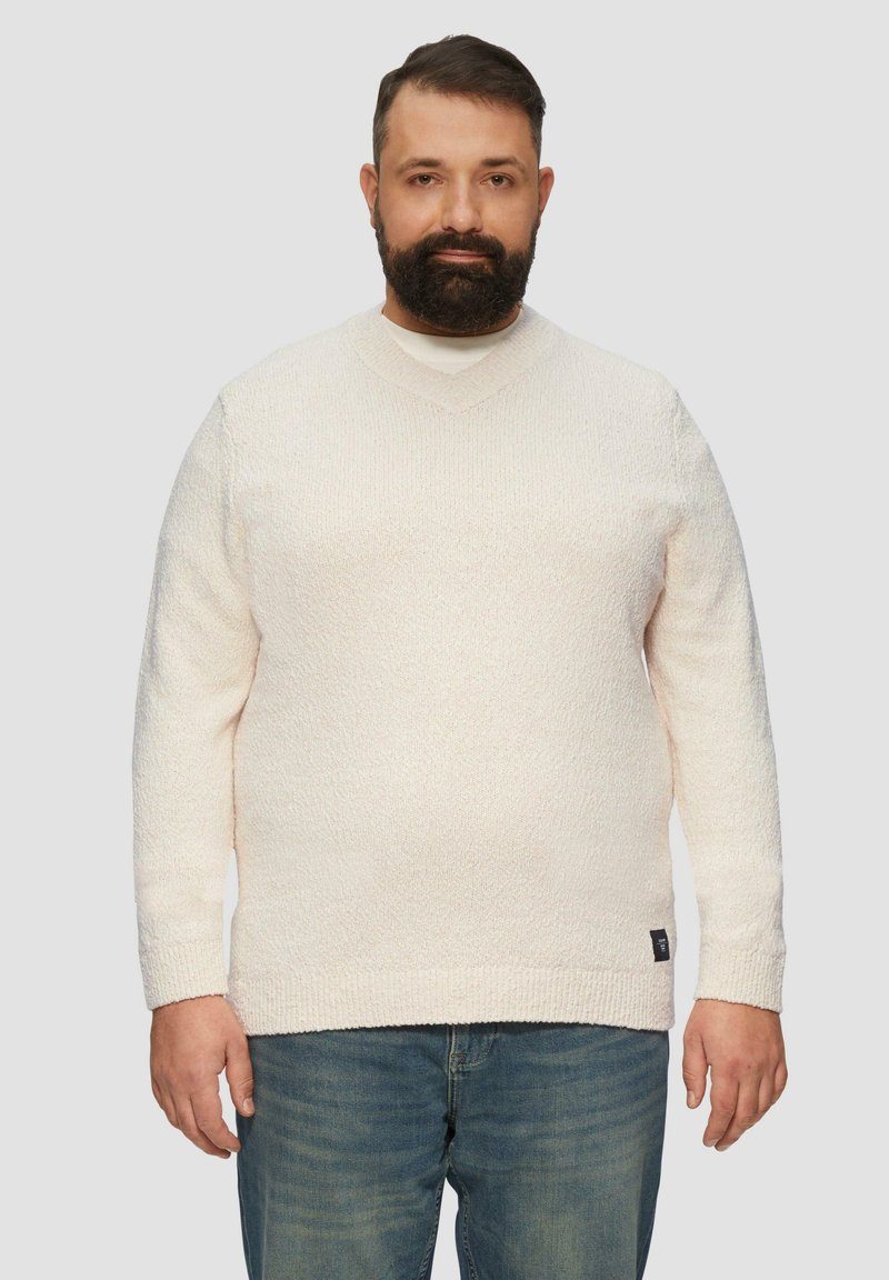 Hellbeige gestrickter Pullover mit strukturierter Oberfläche, V-Ausschnitt, langen Ärmeln und gerippten Bündchen. Kleines Logotag nahe dem Saum.