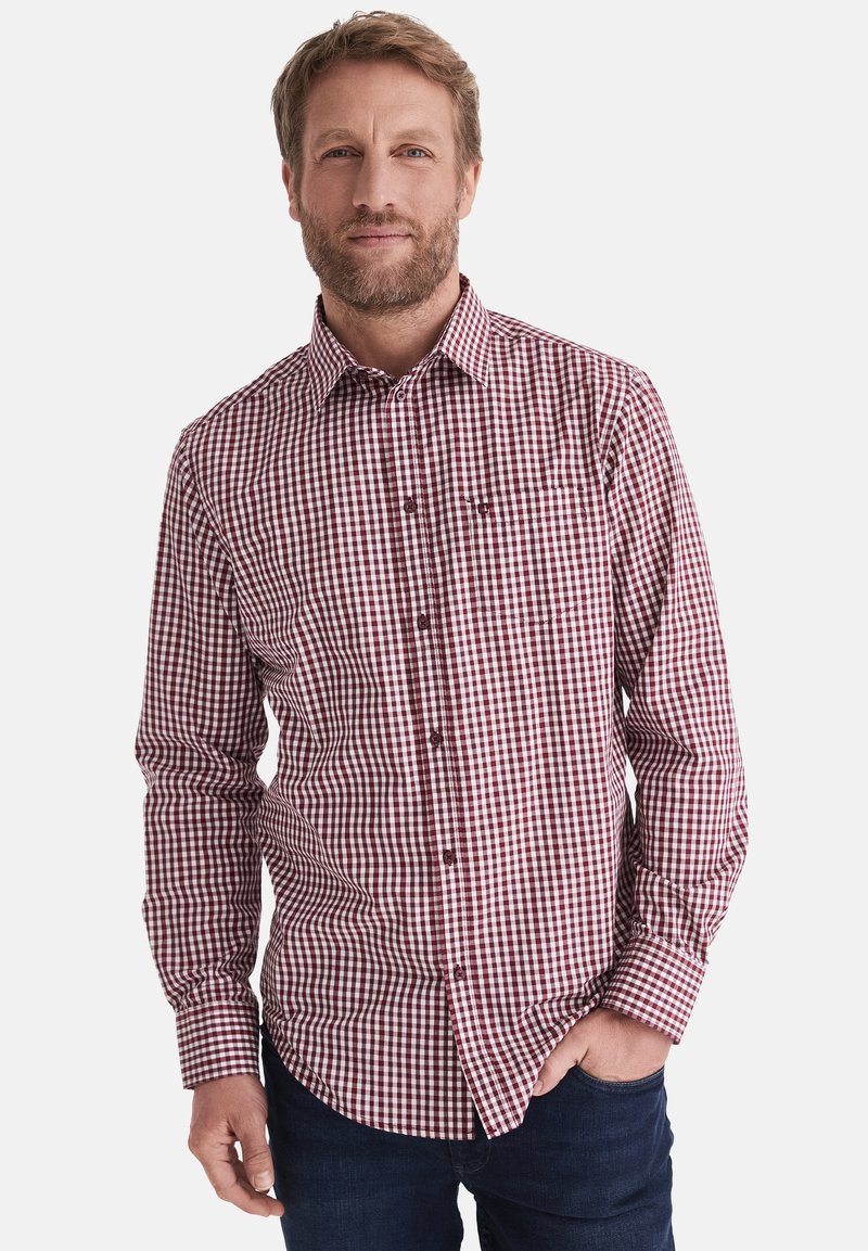 Rot-weiße karierte Button-Up-Hemd mit langen Ärmeln, Brusttasche und dunklen Knöpfen, kombiniert mit dunklen Jeans. Glatte Stoffstruktur.