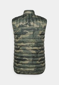 Kamuflážová puffrová vesta, zelené a béžové odstíny, prošívaný vzor, bezrukávový design, vysoký límec, hladká textura a zaoblený lem.