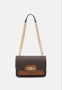 Καφέ δερμάτινη τσάντα χιαστί με χρυσή αλυσίδα, που διαθέτει γεωμετρικό σχέδιο και εμπρόσθιο κούμπωμα με έμβλημα «MK».