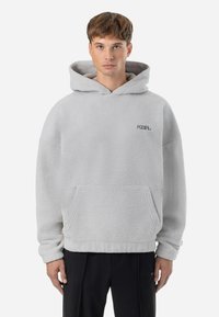 Lichtgrijze fleece hoodie met een voorzak, losse pasvorm en een capuchon met trekkoord. Heeft een klein logo op de borst gedrukt.