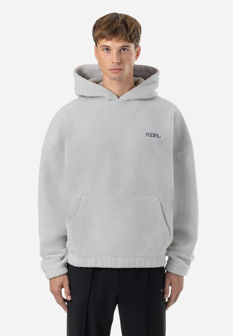 Lichtgrijze fleece hoodie met een voorzak, losse pasvorm en een capuchon met trekkoord. Heeft een klein logo op de borst gedrukt.