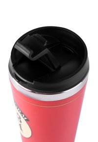 Tazza da viaggio isolata rossa con coperchio in plastica nera dotato di apertura a ribalta. Accentatura metallica argentata sul bordo. Superficie liscia.