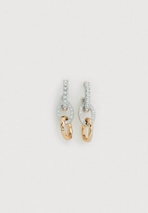 Boucles d'oreilles en or et argent présentant un design à maillons de chaîne, ornées de strass transparents et d'une finition brillante. Esthétique élégante et moderne.