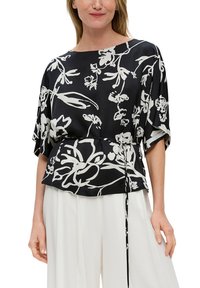 Zwart bloempatronen blouse met korte mouwen, zijdezachte textuur, losse pasvorm en een tailleband; heeft overal witte bloemenontwerpen.