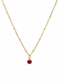 Goldene Halskette mit einem ovalen roten Edelstein-Anhänger, ausgestattet mit einer Kette aus strukturierten Gliedern und kleinen runden Akzenten.