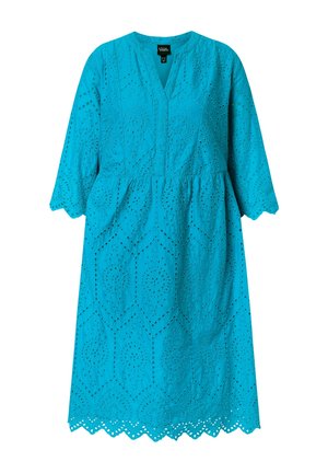 Turkis knælængde kjole med trekvart lange ærmer, V-udskæring, rynket talje og øjelys blonde med bølget kant.