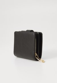 Portafoglio in pelle nera con forma rettangolare, chiusura a zip e accessori in tonalità dorata. Presenta una texture liscia e un design compatto.