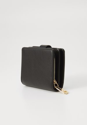 Črn usnjen denarnica pravokotne oblike, z zadrgo in pozlačenimi dodatki. Ima gladko teksturo in kompaktno zasnovo.