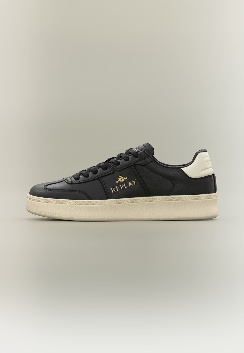 Schwarzer Sneaker in niedrigem Schnitt mit cremefarbener Sohle und Fersenapplikation, Schnürverschluss vorne und "REPLAY"-Markenlogo in Gold auf der Seitenplatte.