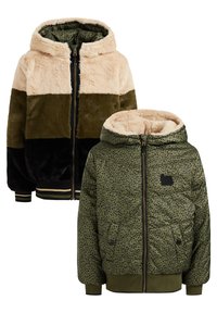 Två jackor visas: en med en flerfärgad fuskpälsdesign i beige, oliv och svart; den andra är olivgrön med ett prickmönster och dragkedjestängning.