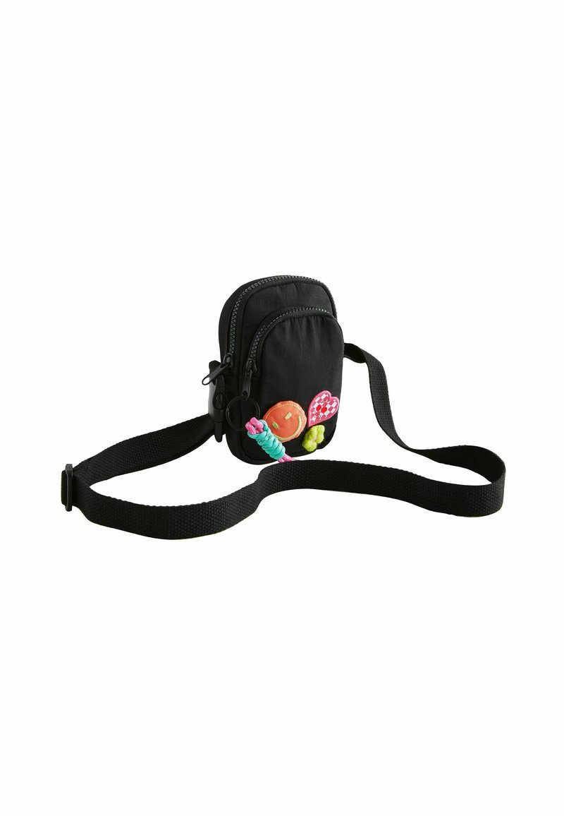 Sort nylon taske med dobbel lynlås, justerbar rem og farverige broderede detaljer med is og frugter. Kompakt og rektangulær form.