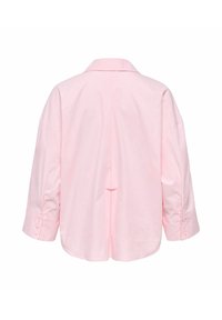 Vue de dos d'une chemise rose pâle à manches longues, boutonnée, avec un col et un pli centré.
