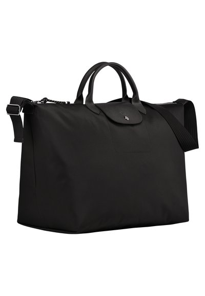 Schwarze Nylon-Duffle-Tasche mit doppelten oberen Griffen, verstellbarem Schultergurt und einem einfachen Druckknopfverschluss. Glatte Textur mit minimalen Akzenten.
