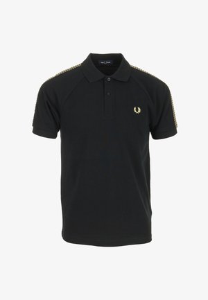 Zwart kort mouw poloshirt met twee knopen aan de voorkant, geel lauwerkranslogo op de borst en gele ruitpatroonstrepen die over de schouders en mouwen lopen.