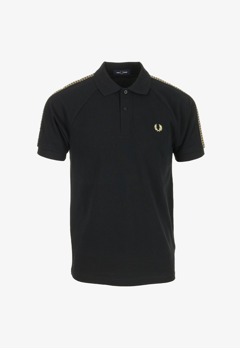 Zwart kort mouw poloshirt met twee knopen aan de voorkant, geel lauwerkranslogo op de borst en gele ruitpatroonstrepen die over de schouders en mouwen lopen.